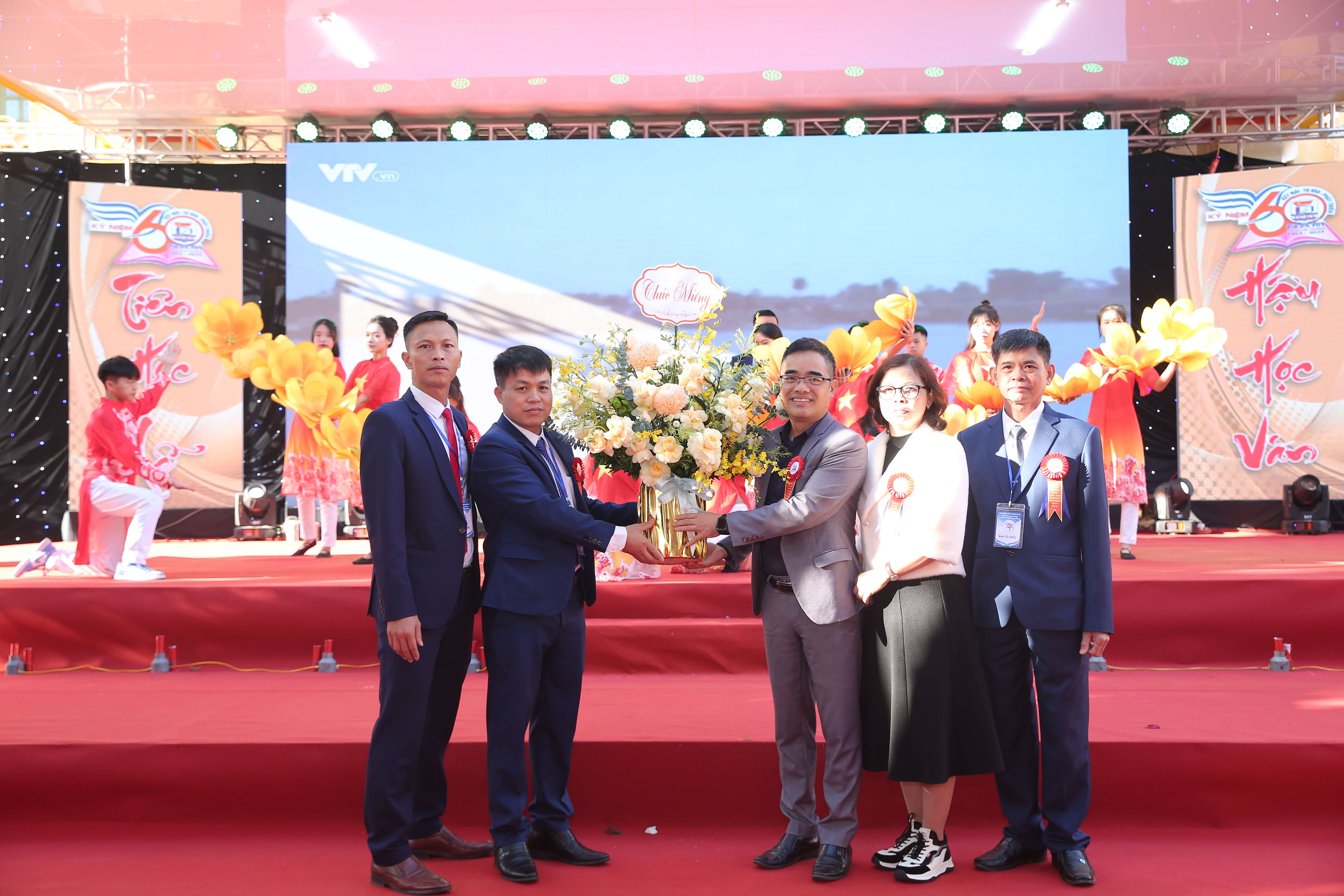 Hình ảnh kỉ niệm 60 năm thành lập trường và đón huân chương độc lập hạng 3